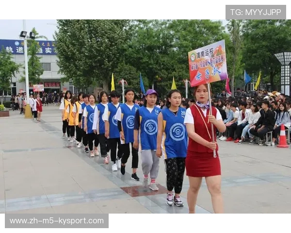华山杯篮球赛即将开战，球迷热情高涨，华山篮球场
